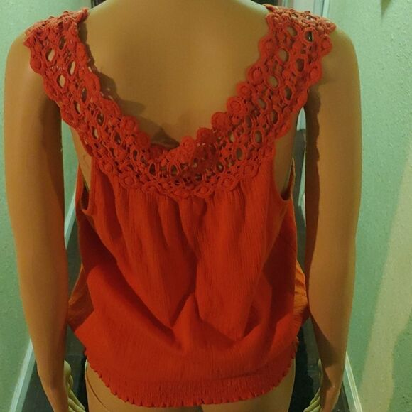 Beautiful lace front tank top - Picture 2 of 2